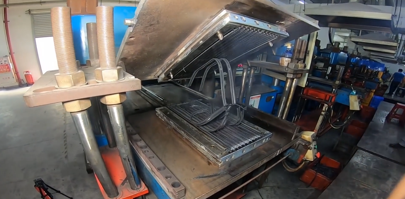 Vulcanisation press, single-cavity mould