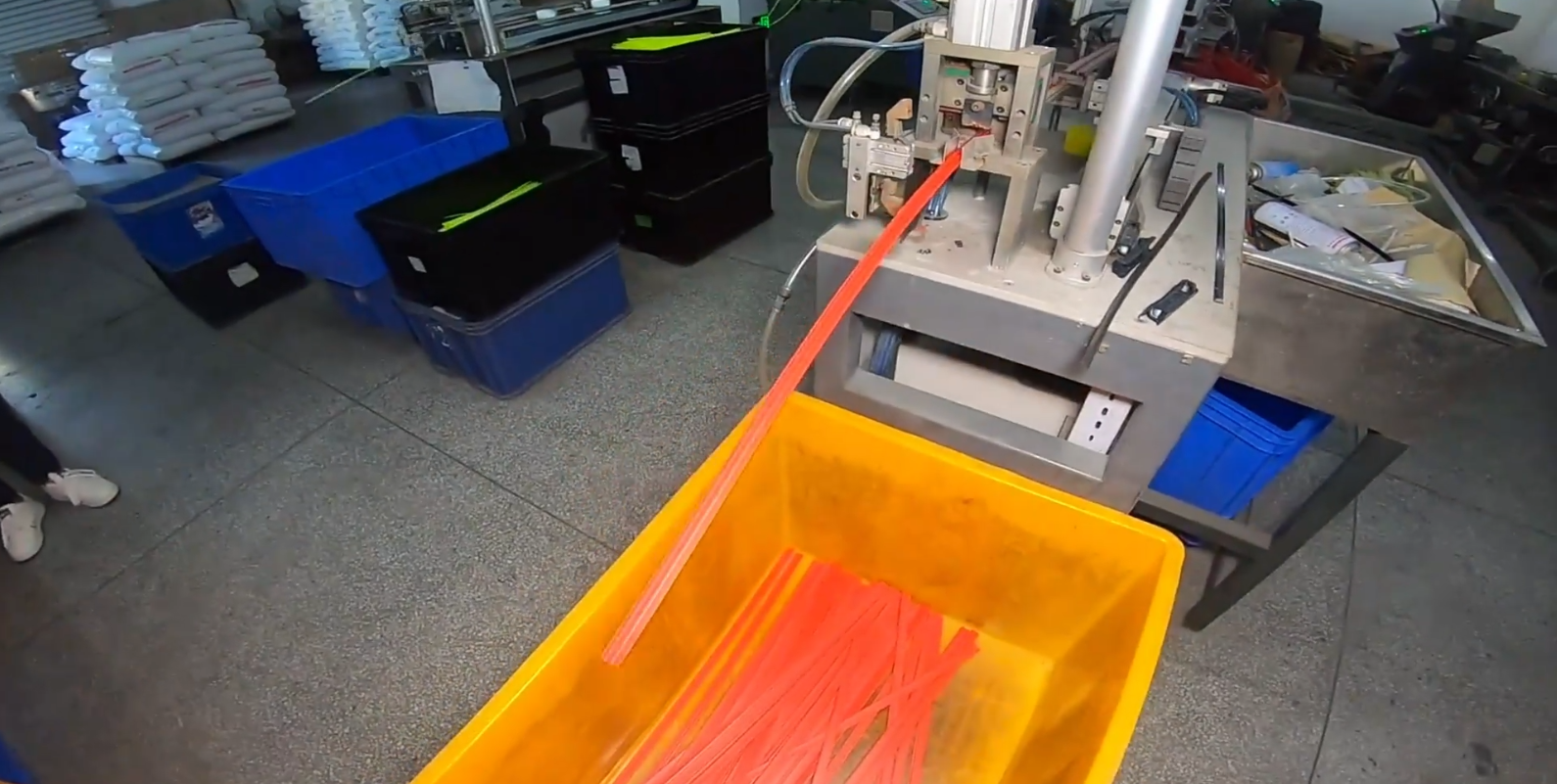 Injection-moulding cell, robot trim